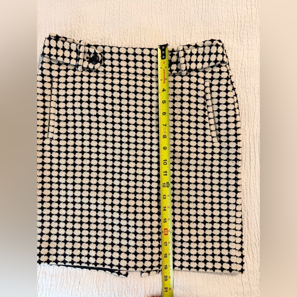 Banana Republic Black & Cream Pattern Pencil Skirt – Timeless Polished Style 🖤 - Picture 8 of 9